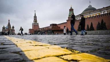 Menschen spazieren über den Roten Platz in Moksau spazieren.