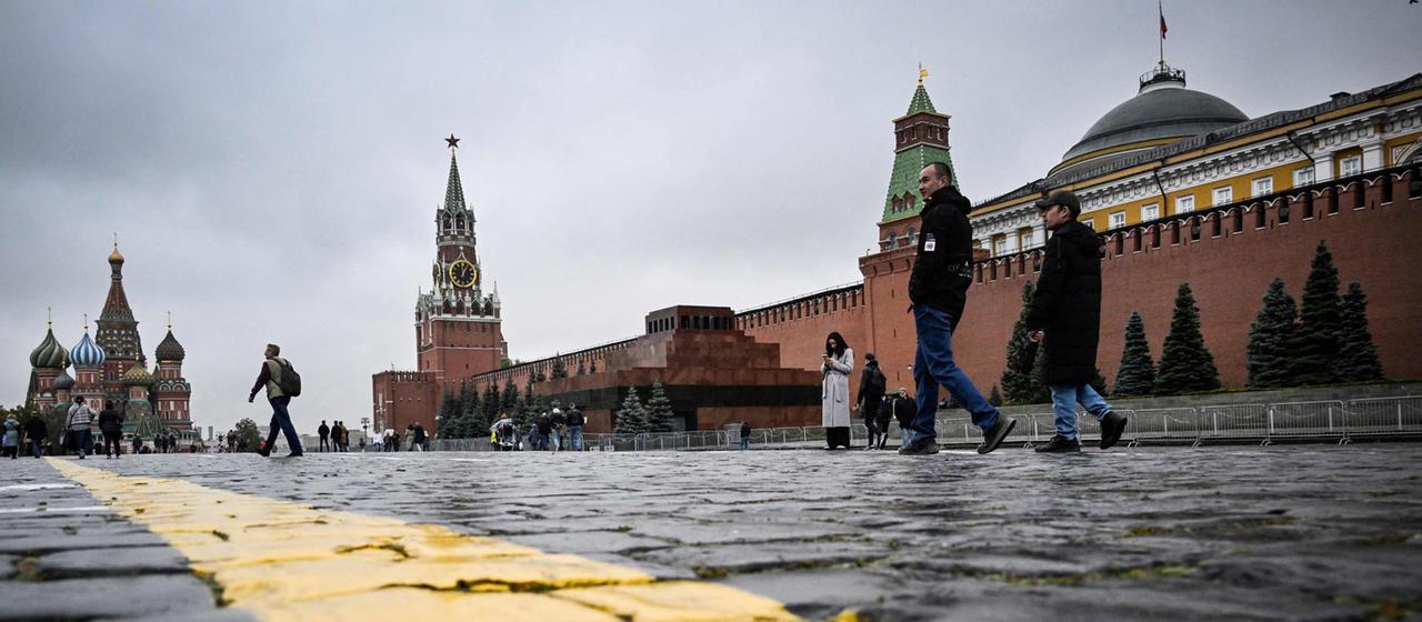 Menschen spazieren über den Roten Platz in Moksau spazieren.
