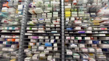 Medikamente liegen im Lager einer Apotheke.