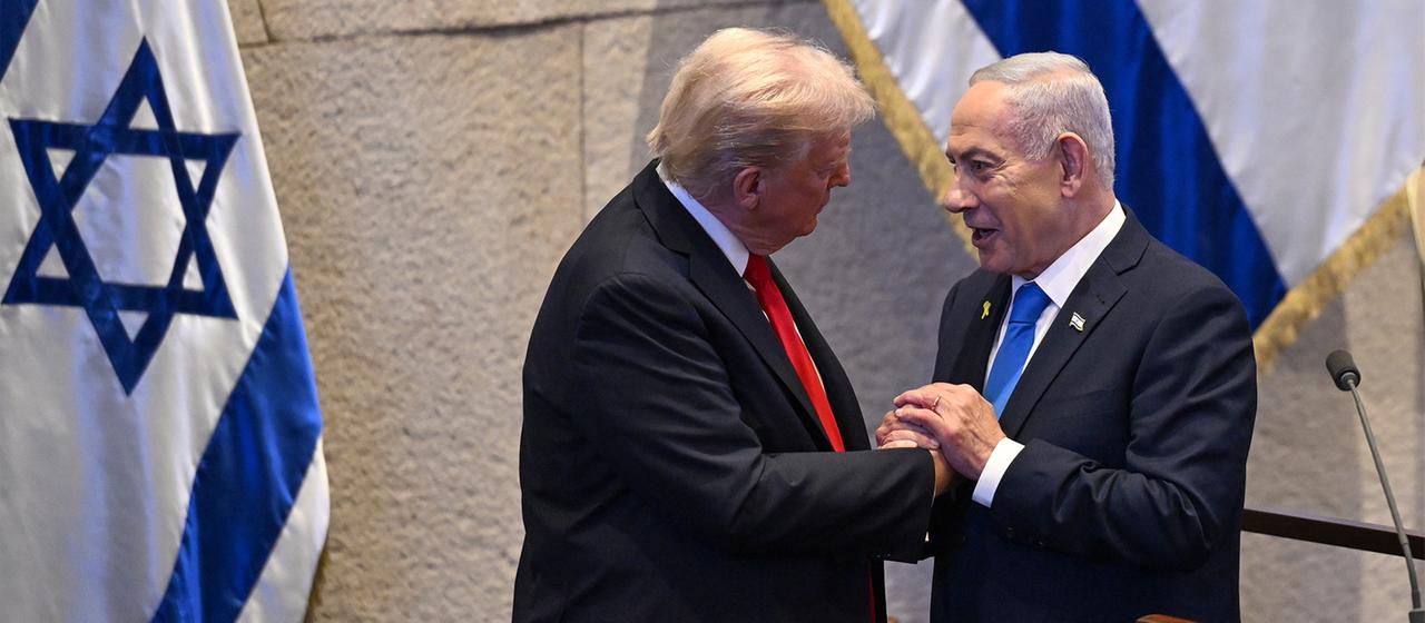 Donald Trump reicht Benjamin Netanjahu in der Knesset die Hand.