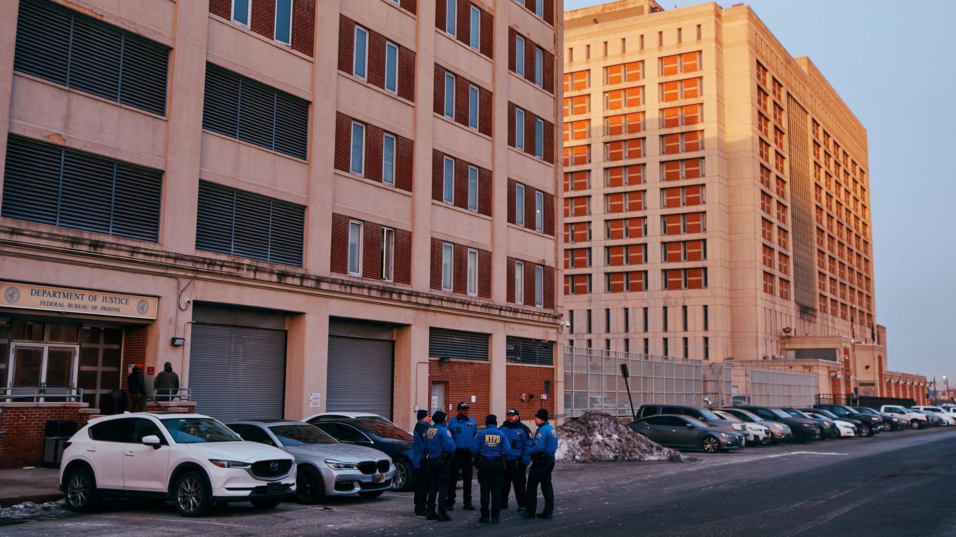 Polizisten bewachen das Metropolitan Detention Center in Brooklyn, New York (USA). | Getty Images via AFP