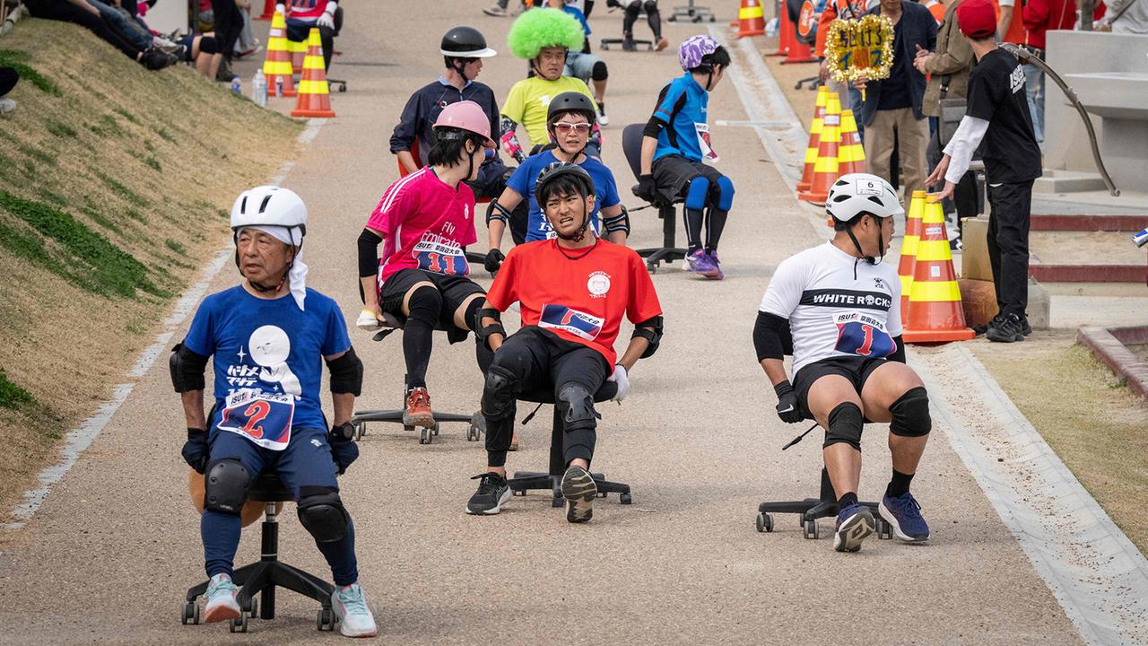 Bürostuhl-Rennen in Japan, Dahlien-Festival, Rehkitz-Rettung