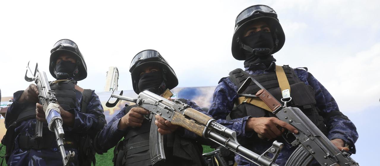 Huthi-Kämpfer sind in Sanaa (Jemen) zu sehen.