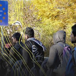 Auf diesem Dateifoto begleiten deutsche Bundespolizisten eine Gruppe von Migranten auf ihrem Weg, nachdem sie die Grenze zwischen Österreich und Deutschland in Wegscheid bei Passau, Deutschland, überschritten haben.