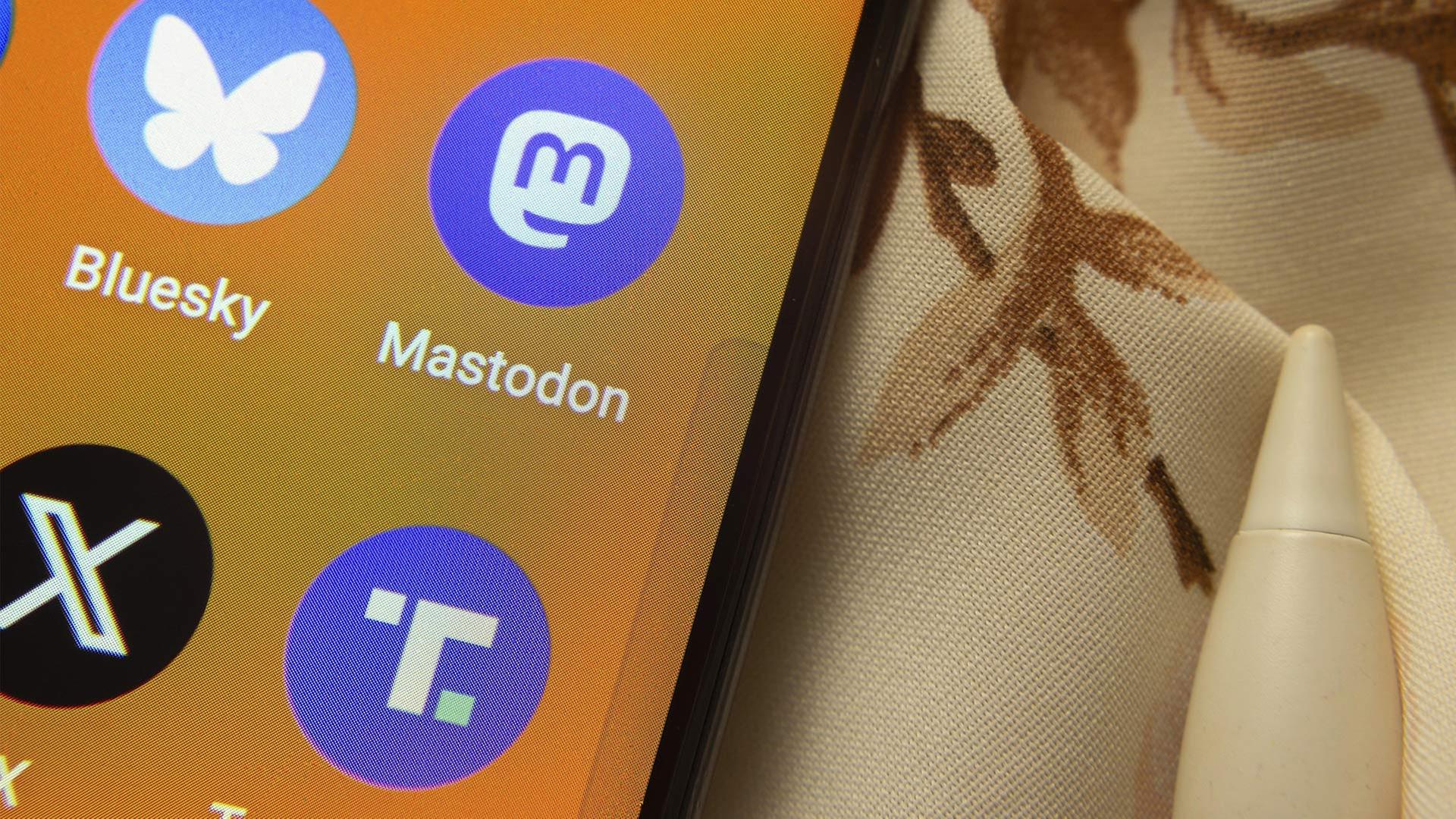 Apps von Bluesky, Mastodon und X auf einem Smartphone. | picture alliance / imageBROKER