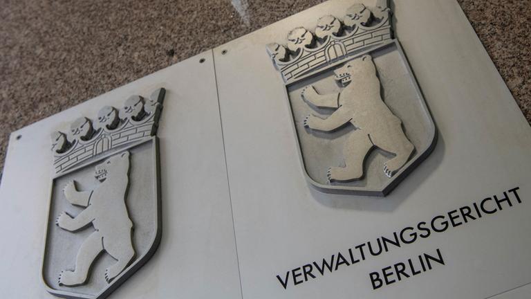 Ein Hinweisschild weist auf das Verwaltungsgericht Berlin hin.