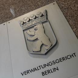 Ein Hinweisschild weist auf das Verwaltungsgericht Berlin hin.