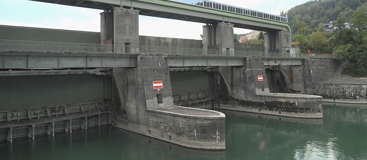 Ein Wasserkraftwerk befindet sich an einem Fluss.
