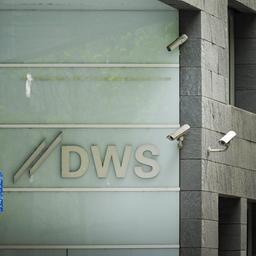 DWS-Logo und Überwachungskameras am Eingang zum DWS-Gebäude in Frankfurt am Main.