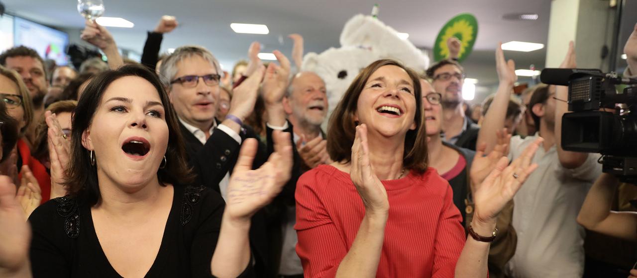 Annalena Baerbock (L), Grünen-Vorsitzende, und Katrin Göring-Eckard, Grünen-Fraktionschefin, jubeln nach der Bekanngabe der ersten Prognose für die Europawahl.