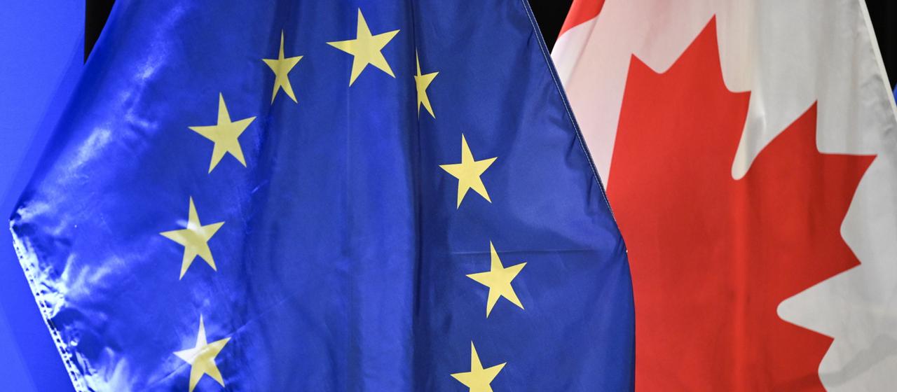Die Flaggen der Europäischen Union und von Kanada hängen nebeneinander.