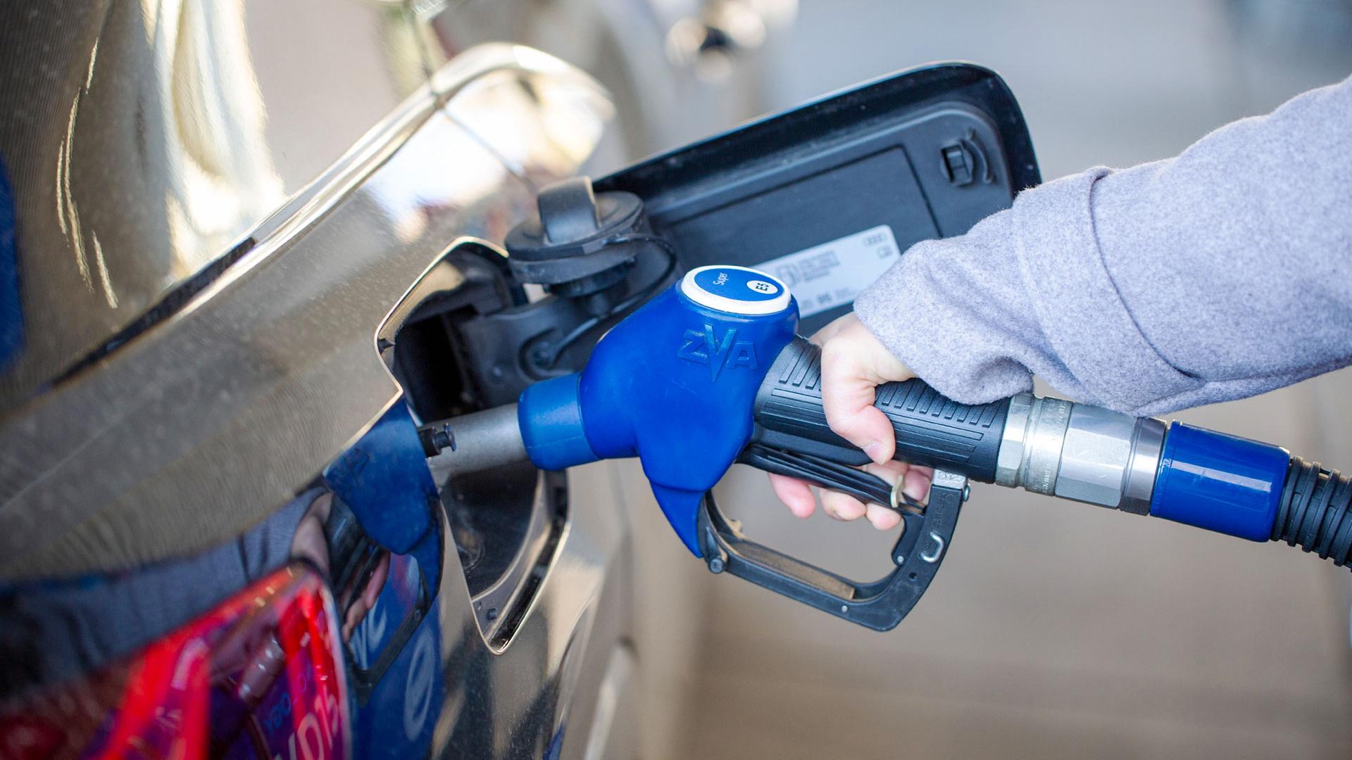 Eie Kundin betankt ein Auto an einer Tankstelle. | picture alliance / Caro Kadatz