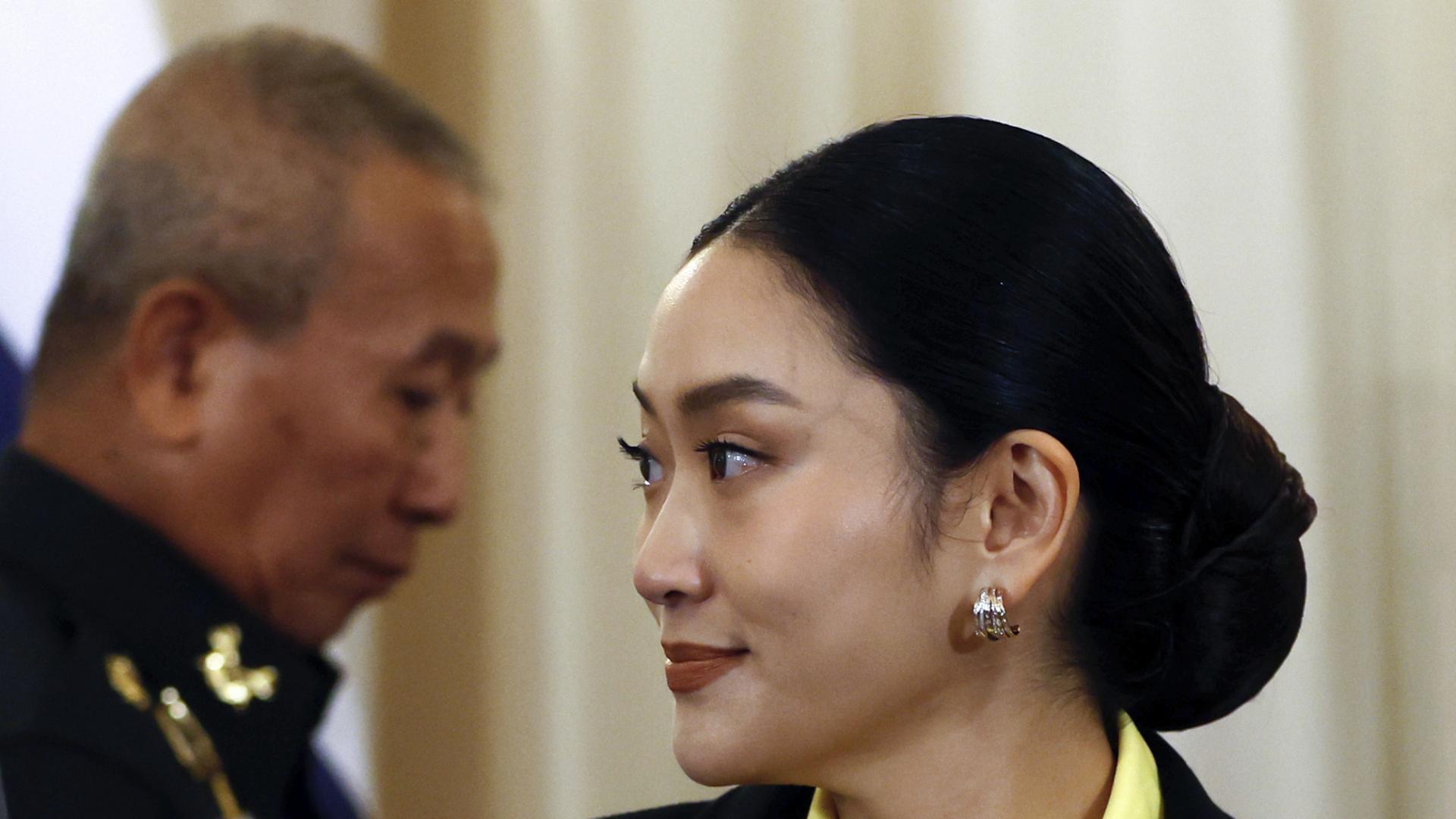 Paetongtarn Shinawatra und der Oberbefehlshaber der thailändischen Armee, General Pana Klaewplodthuk | EPA