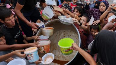 Palästinenser stehen an einer Essenausgabe in Rafah im Gazastreifen