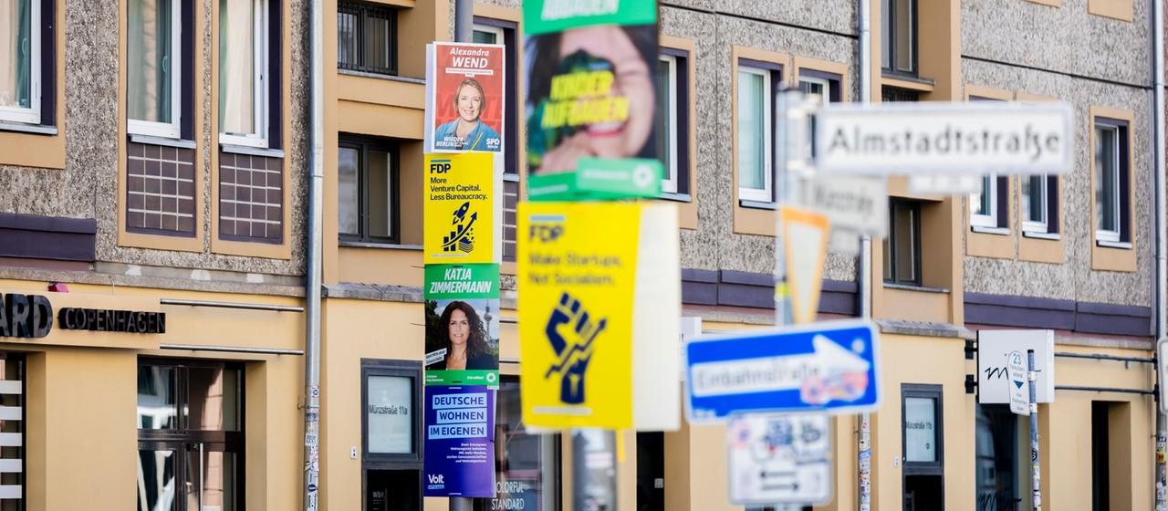 Wahlplakate verschiedener Parteien hängen im Berliner Ortsteil Mitte.