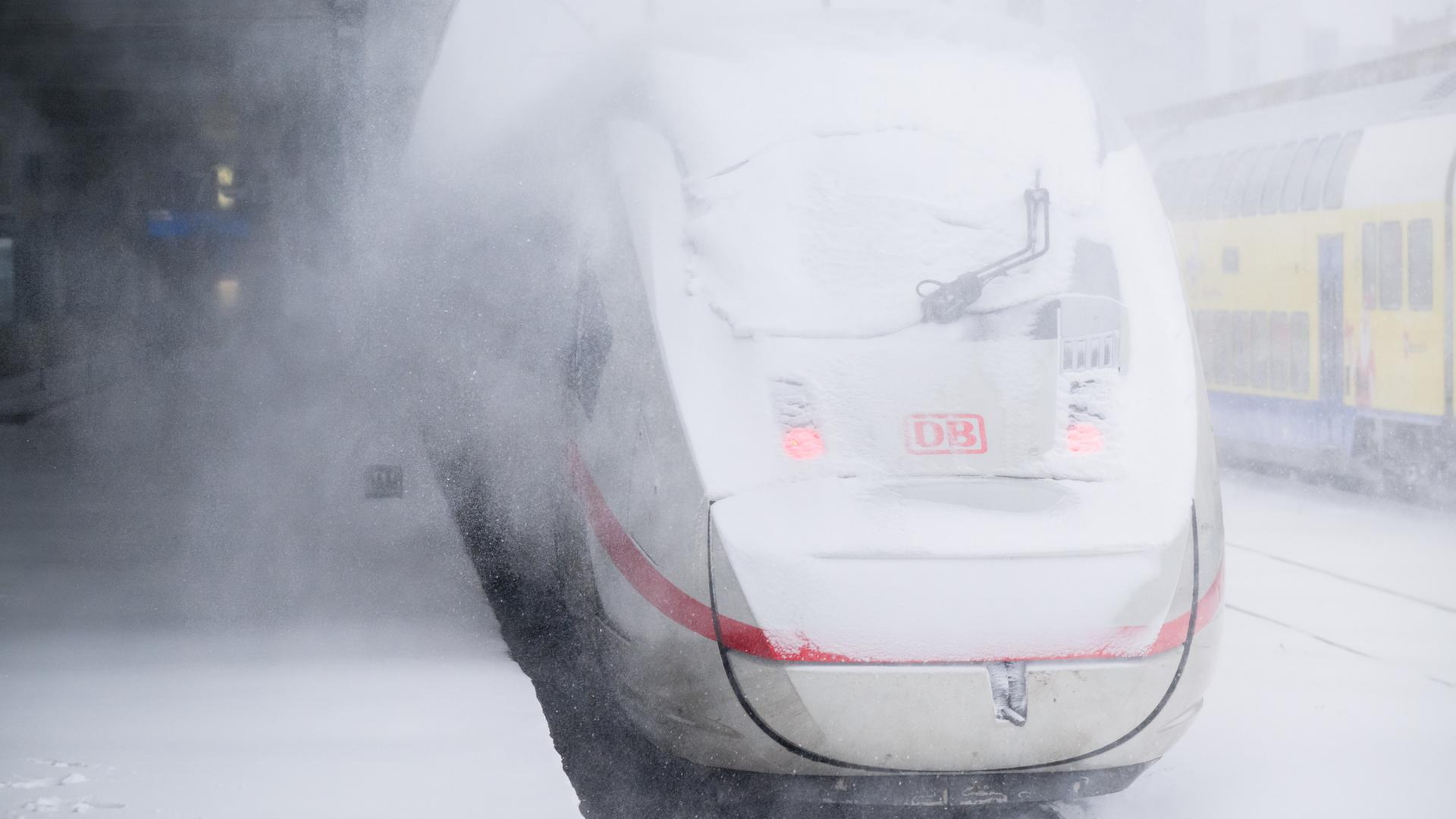 Ein ICE der Deutschen Bahn steht inmitten eines Schneesturmes im Hauptbahnhof Hannover. | dpa
