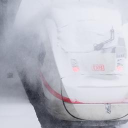 Ein ICE der Deutschen Bahn steht inmitten eines Schneesturmes im Hauptbahnhof Hannover.