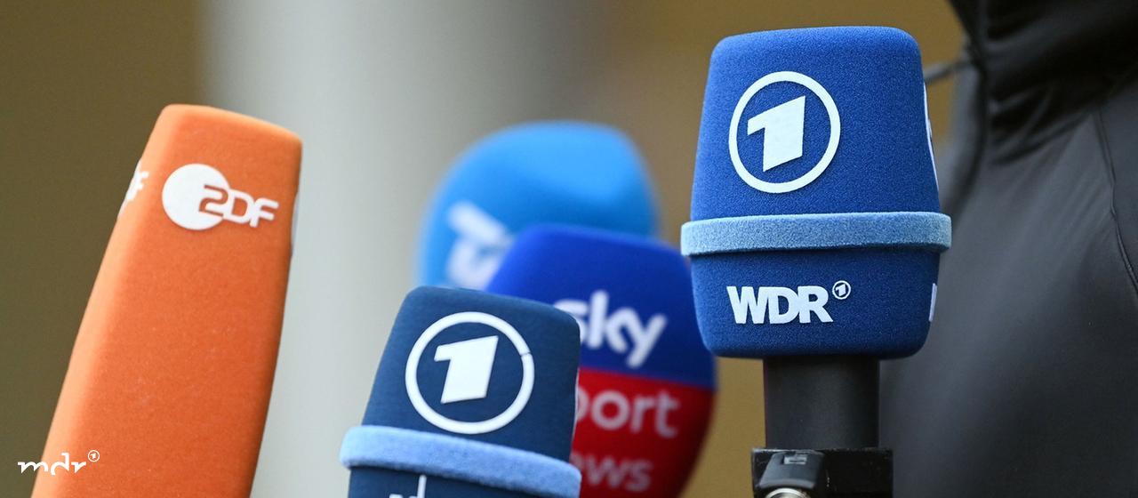 Mikrofone verschiedener Rundfunkanstalten | picture alliance/dpa | Marijan Murat Mikrofone verschiedener Rundfunkanstalten