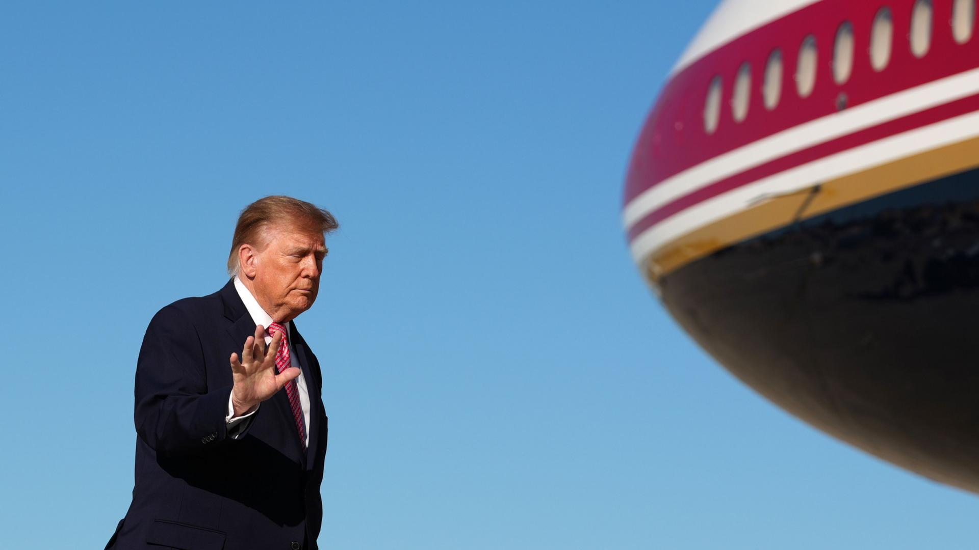 Donald Trump läuft zur Air Force One. | AP Photo/Julia Demaree Nikhinson