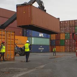 Ein Container wird im Industriepark Contargo vom Kran bewegt.