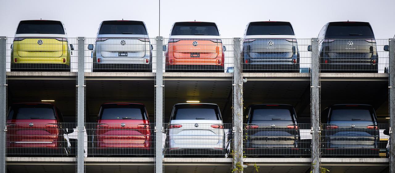 Neuwagen vom VW Elektrobus ID.Buzz stehen auf einem Parkplatz am Werk von Volkswagen Nutzfahrzeuge in Hannover. 