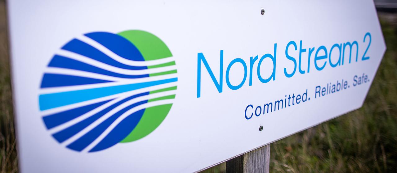 Ein Schild mit dem Logo "Nord Stream 2"