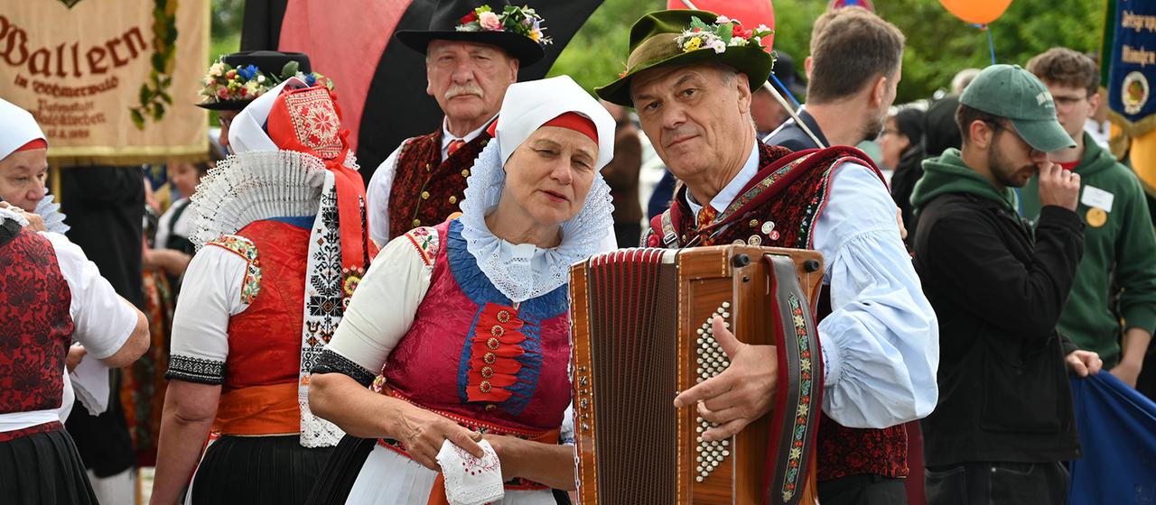 Menschen in sudetendeutschen Trachten
