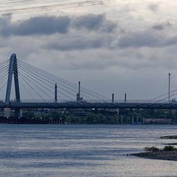 Dunkle Wolken ziehen bei windigem und regnerischem Wetter über den Rhein bei Köln