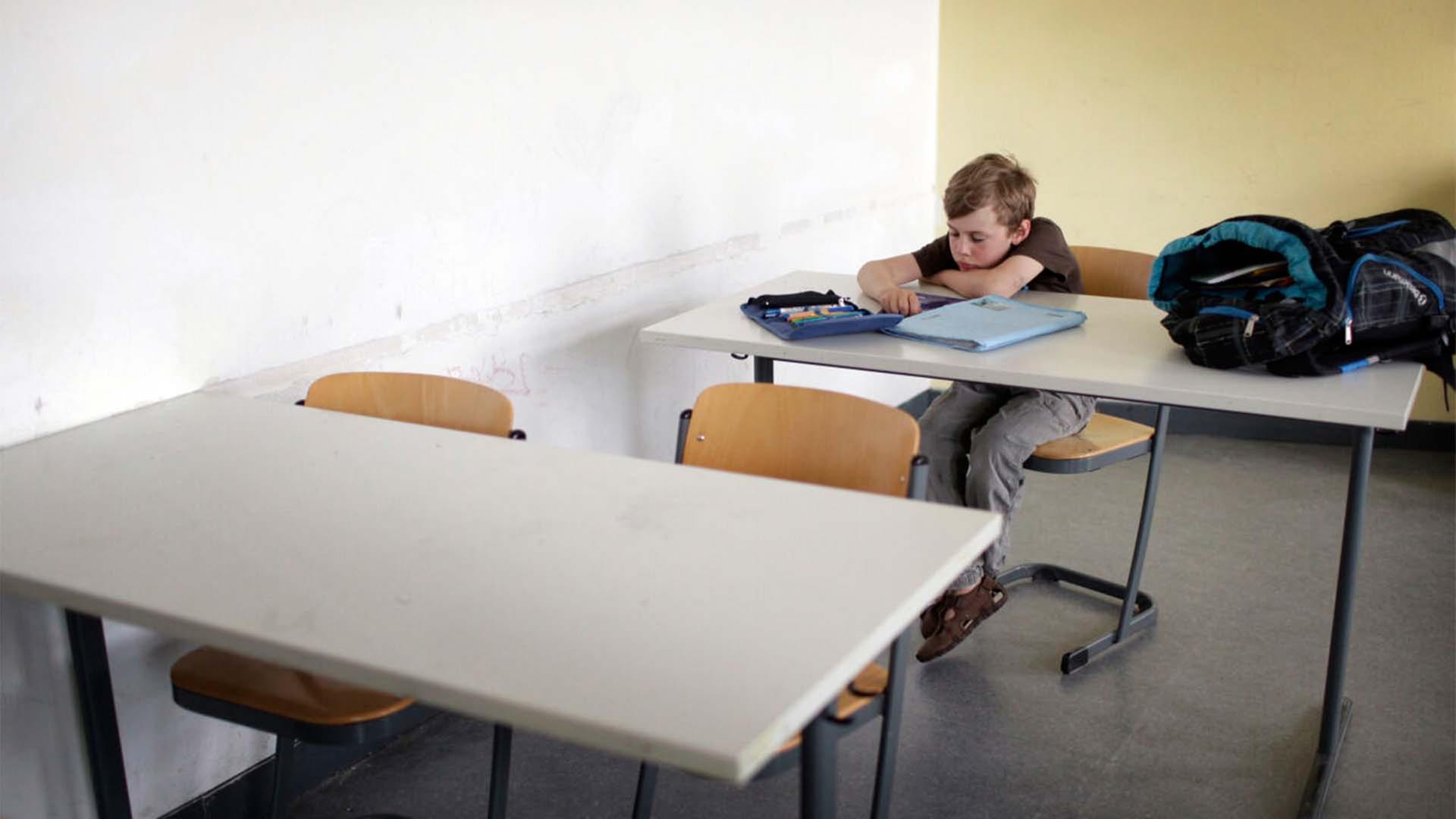 Ein Junge sitzt alleine im Klassenzimmer. (Quelle: dpa/Koehler) | dpa/Koehler