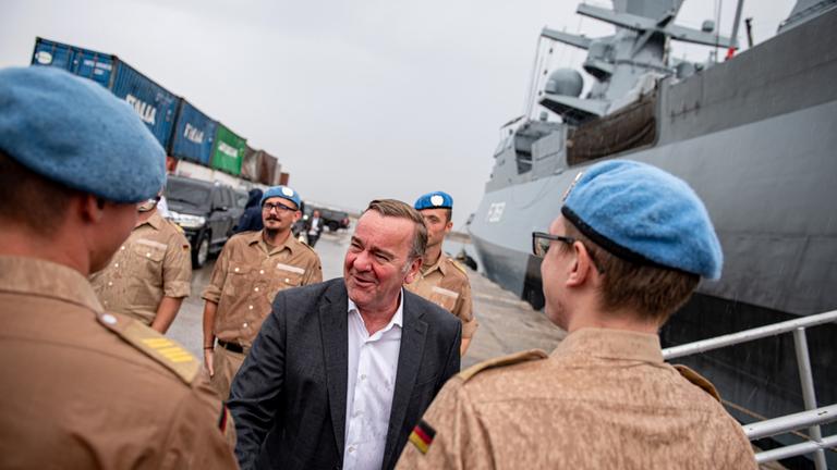 Boris Pistorius begutachtet bei seinem Besuch im Libanon die Korvette "Oldenburg" der Deutschen Marine