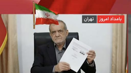 Ein Standbild aus dem Video des iranischen Staatsfernsehens zeigt Massud Peseschkian, wie er ein Dokument hält.