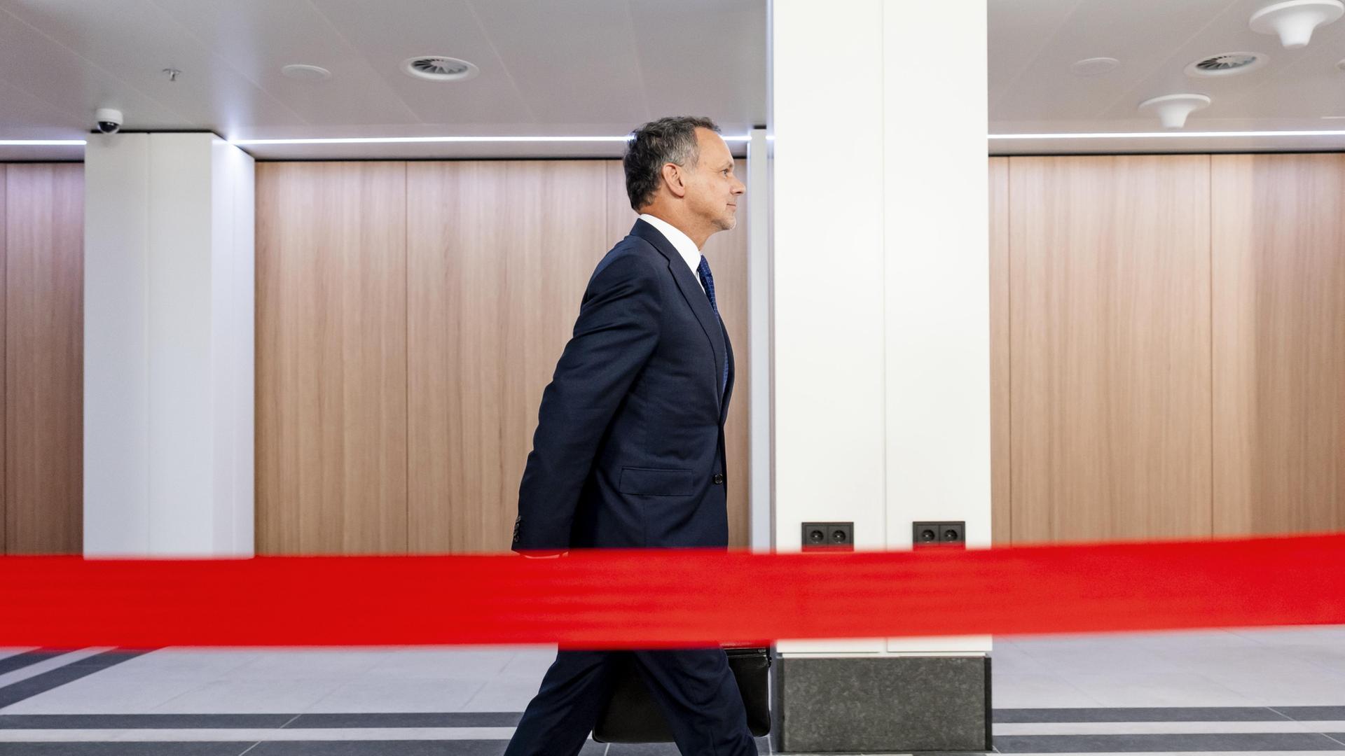 Caspar Veldkamp hinter einer Absperrung | EPA