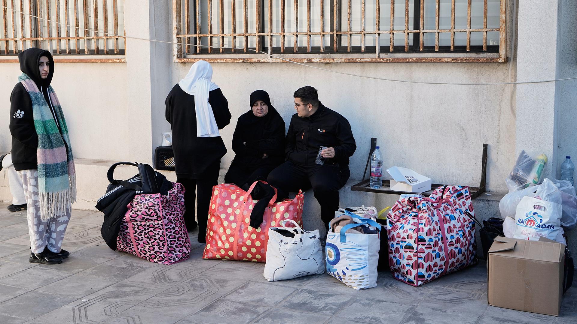 Eine vertriebene Familie sitzt in einer Notunterkunft in Beirut. | AP