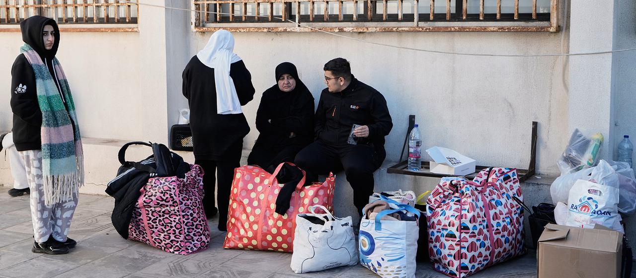 Eine vertriebene Familie sitzt in einer Notunterkunft in Beirut.