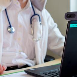 Ein Arzt bei einer Videosprechstunde