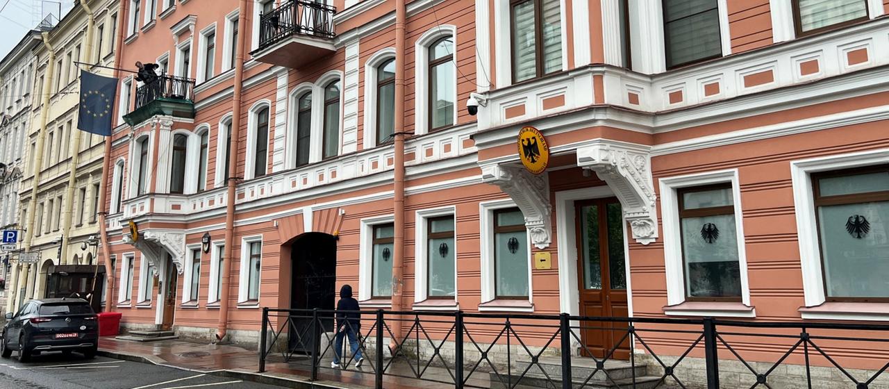 Eine Person geht am deutschen Generalkonsulat in St. Petersburg vorbei