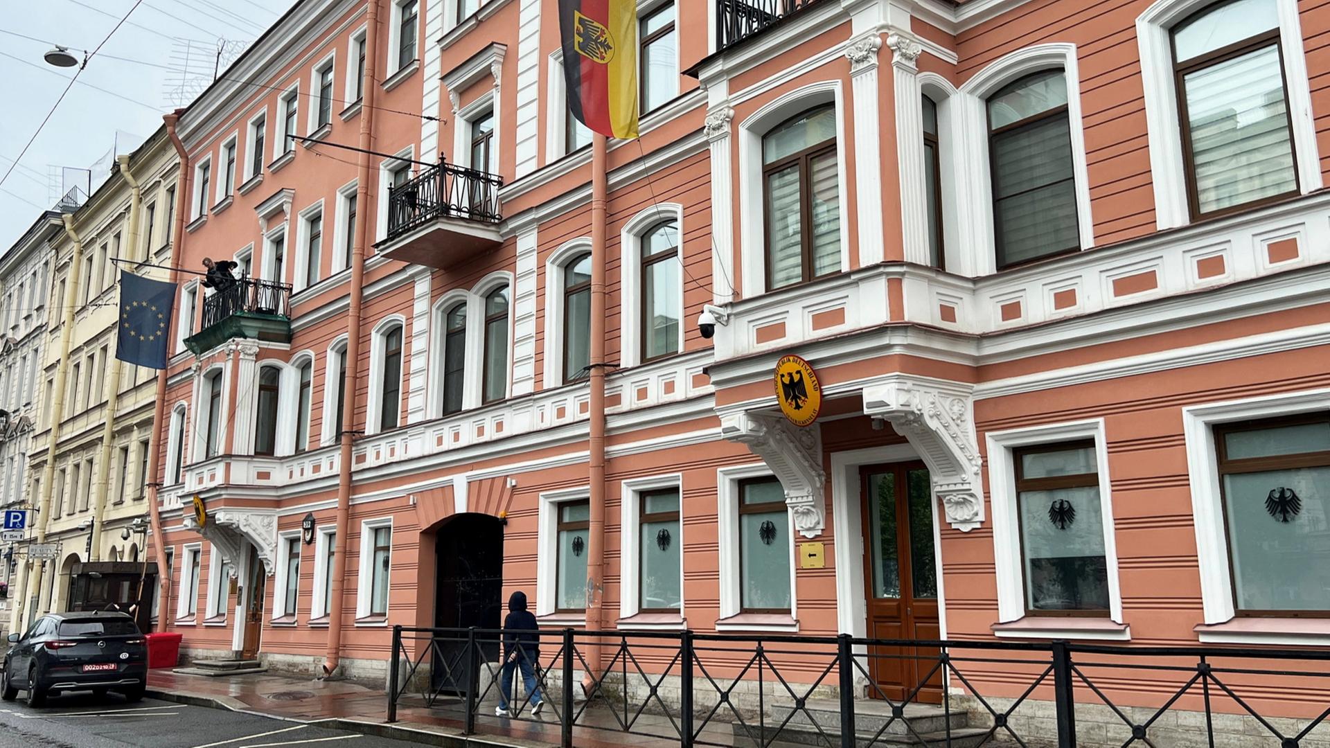 Eine Person geht am deutschen Generalkonsulat in St. Petersburg vorbei | REUTERS