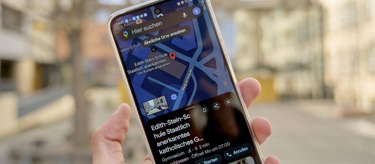 Smartphone zeigt auf einer Karte die Edith-Stein-Schule in Erfurt.