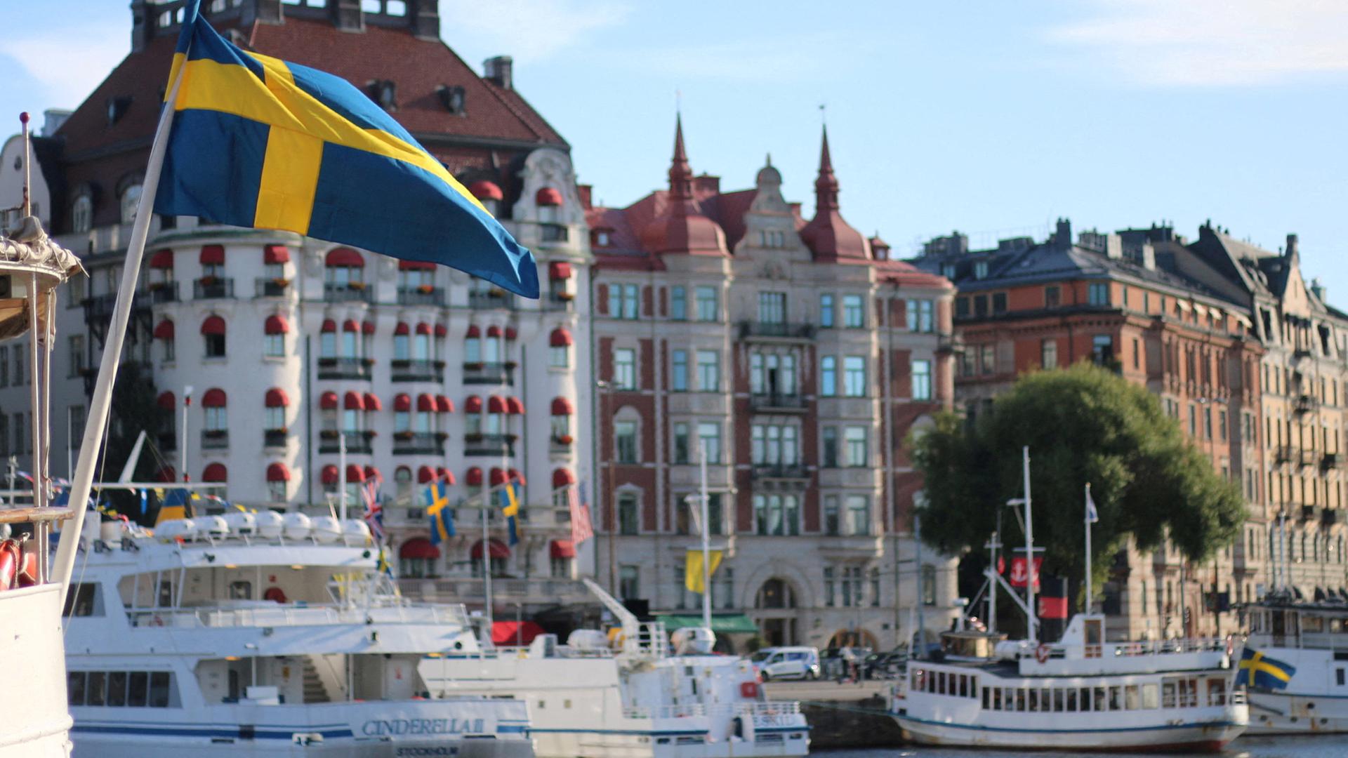 Eine schwedische Flagge weht vor Wohnhäusern in Stockholm, Schweden. | REUTERS