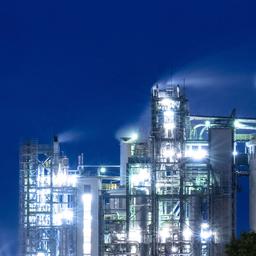 Die Anlagen des Chemieunternehmens SKW Stickstoffwerke Piesteritz laufen am frühen Morgen in Wittenberg. 