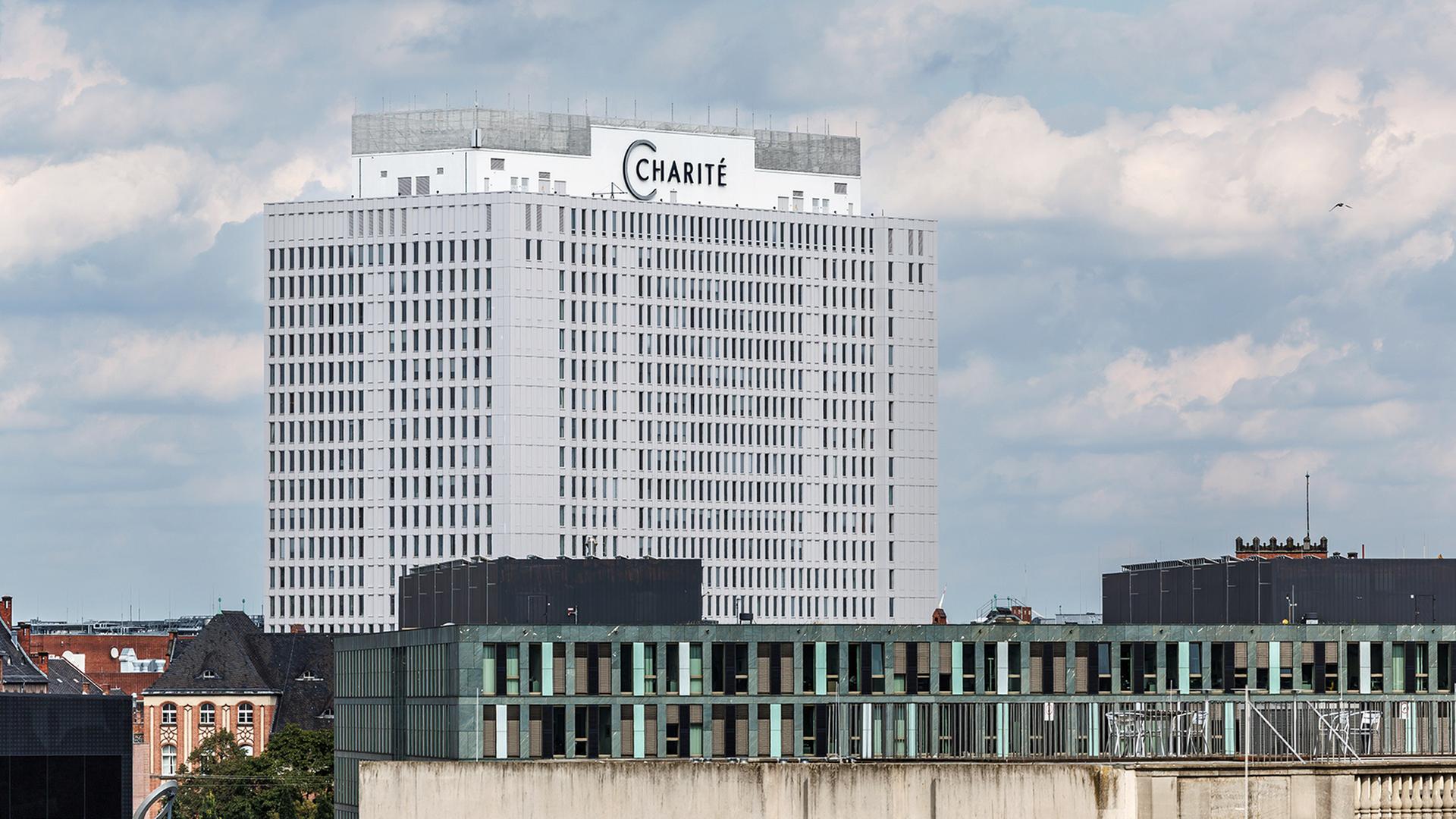 Blick auf Bettenhaus der Universitätsklinik Charité. (Quelle: picture alliance/Andreas Gora) | picture alliance/Andreas Gora