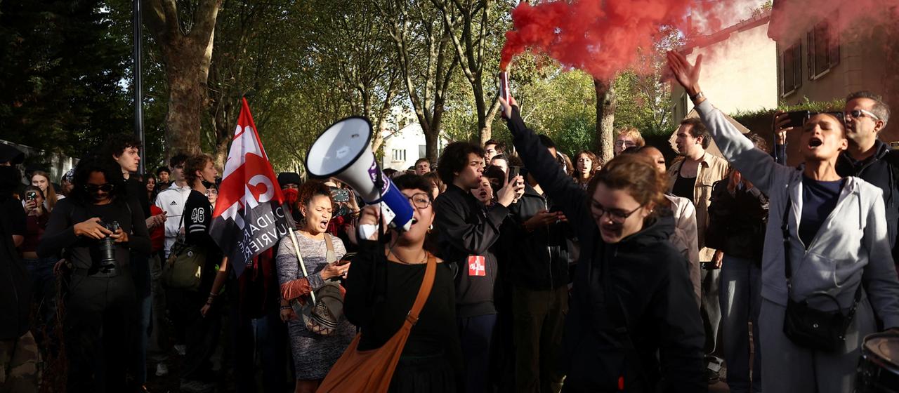 Französische Schüler und Studenten versammeln sich vor dem Lycée Frédéric Bartholdi im Rahmen einer Protestaktion.
