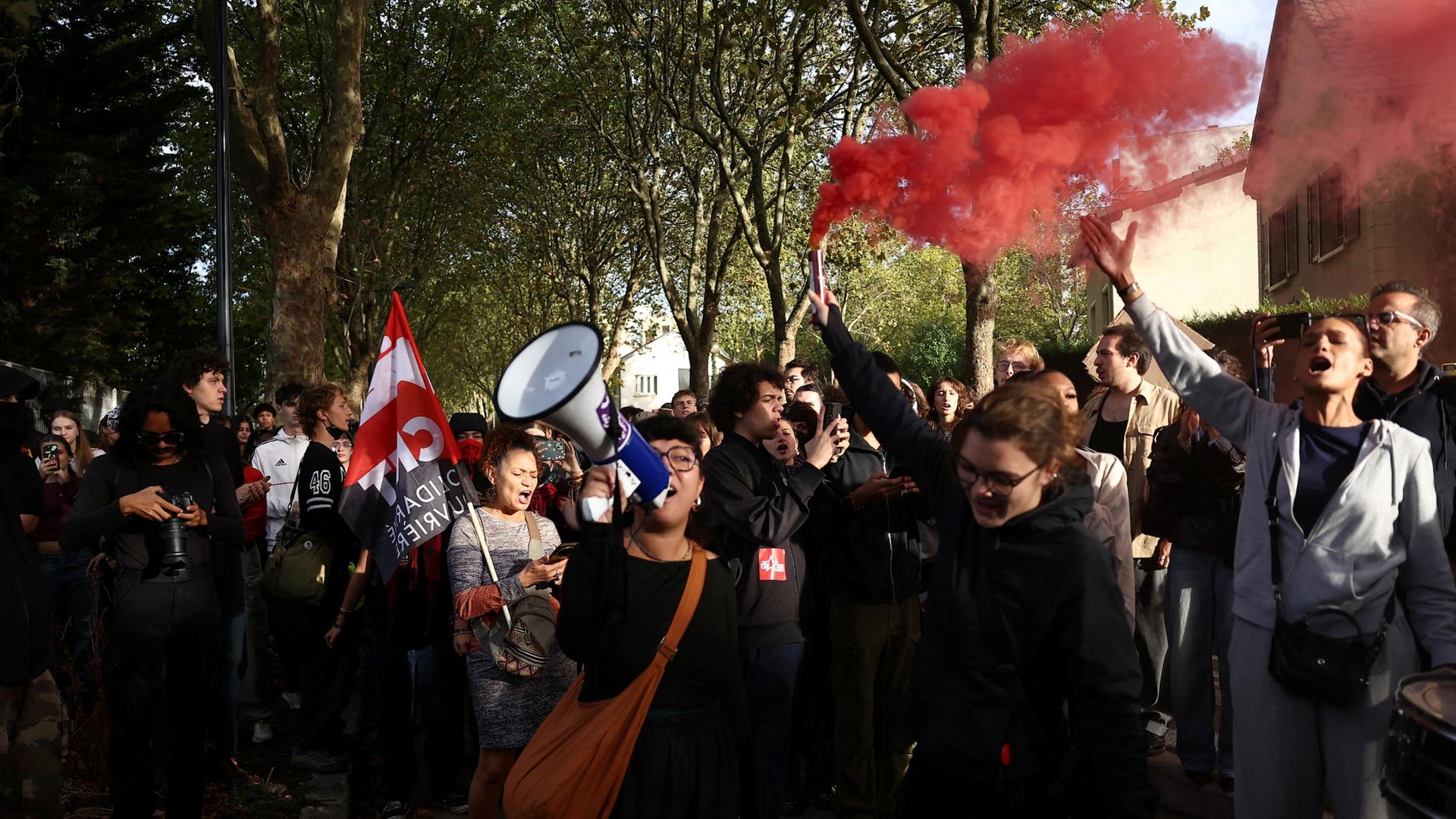 Frankreichs Regierung schnürt Sparpaket, die Bevölkerung protestiert
