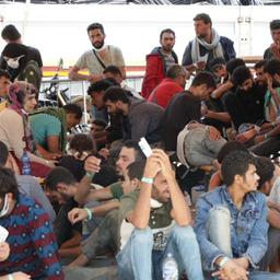 Aus Seenot gerettete Flüchtlinge, die im Hafen von Messina, Sizilien an Land gehen.