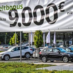 Werbebanner für die Umweltprämie für E-Autos bei einem Autohändler