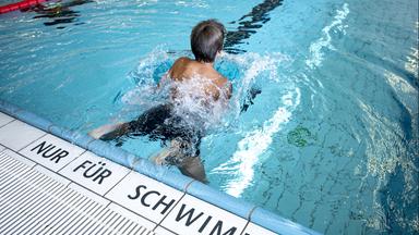 Ein Kind schwimmt in einem Schwimmbad
