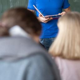  Ein Lehrer unterrichtet in einem Klassenzimmer.