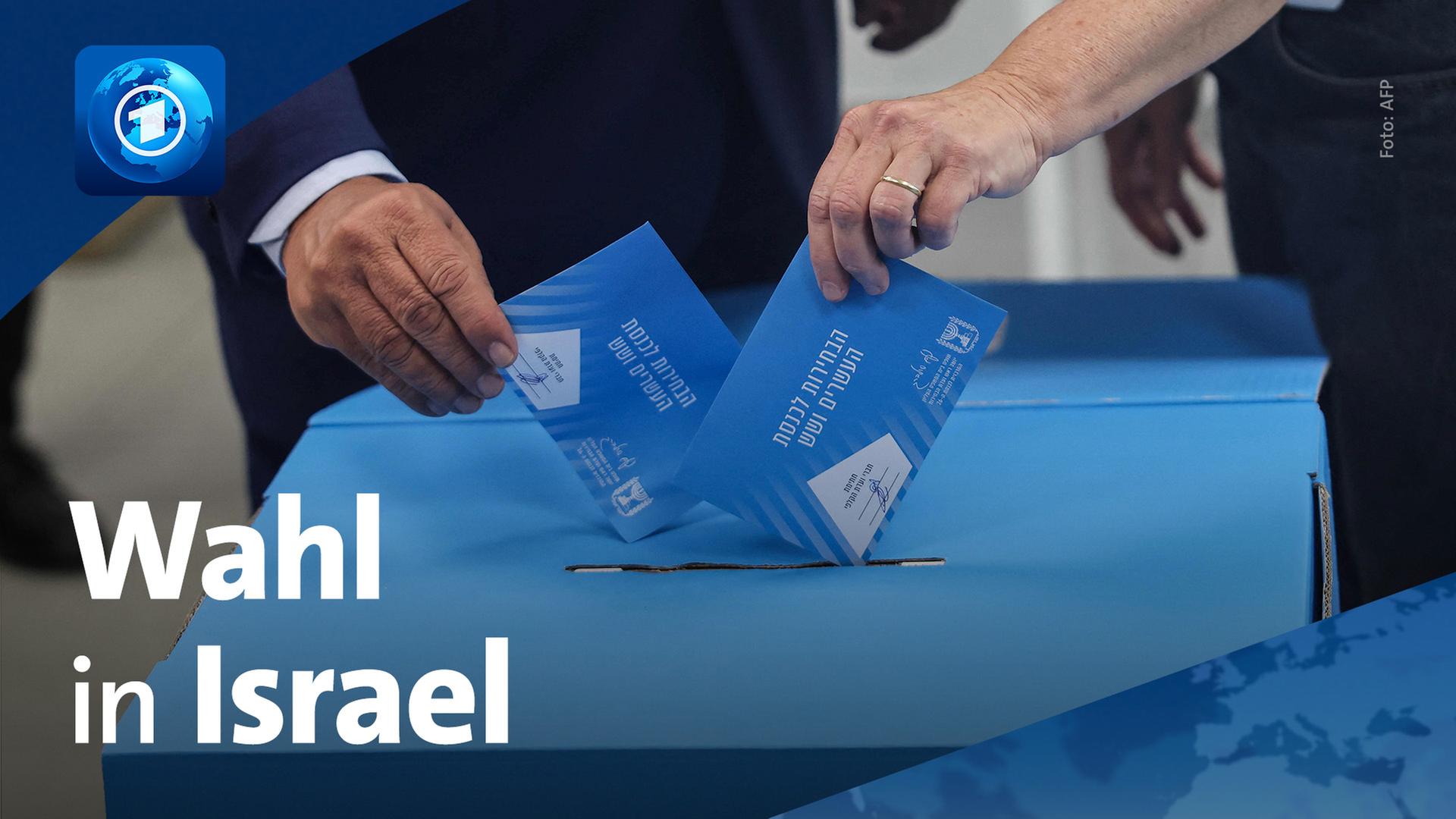 Wahlzettel werden in eine Wahlurne gesteckt. | AFP/ARD-aktuell
