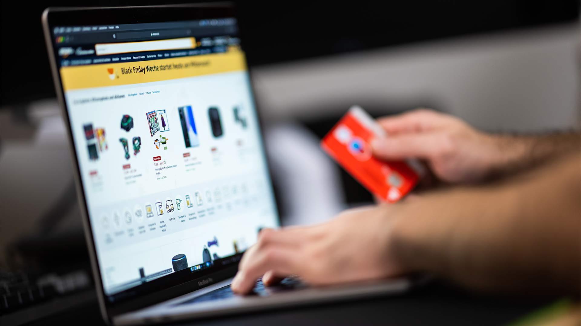 Eine Person beim Online Einkauf. | picture alliance/dpa