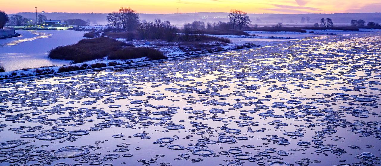 Eisschollen treiben auf dem Grenzfluss Oder.